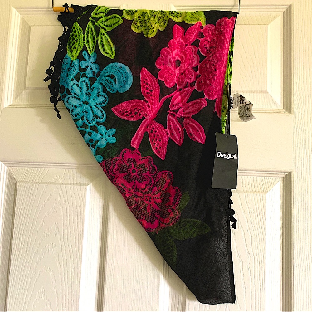 This is a NWT Desigual triangle at scarf with funky edges